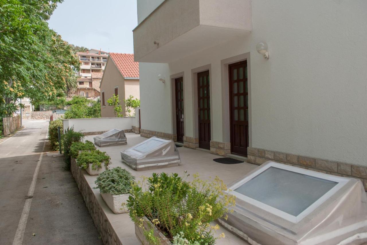 Apartments Dilk Vis Bagian luar foto