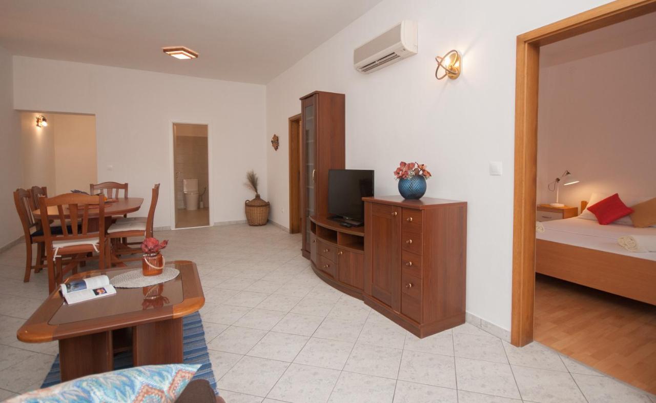 Apartments Dilk Vis Bagian luar foto
