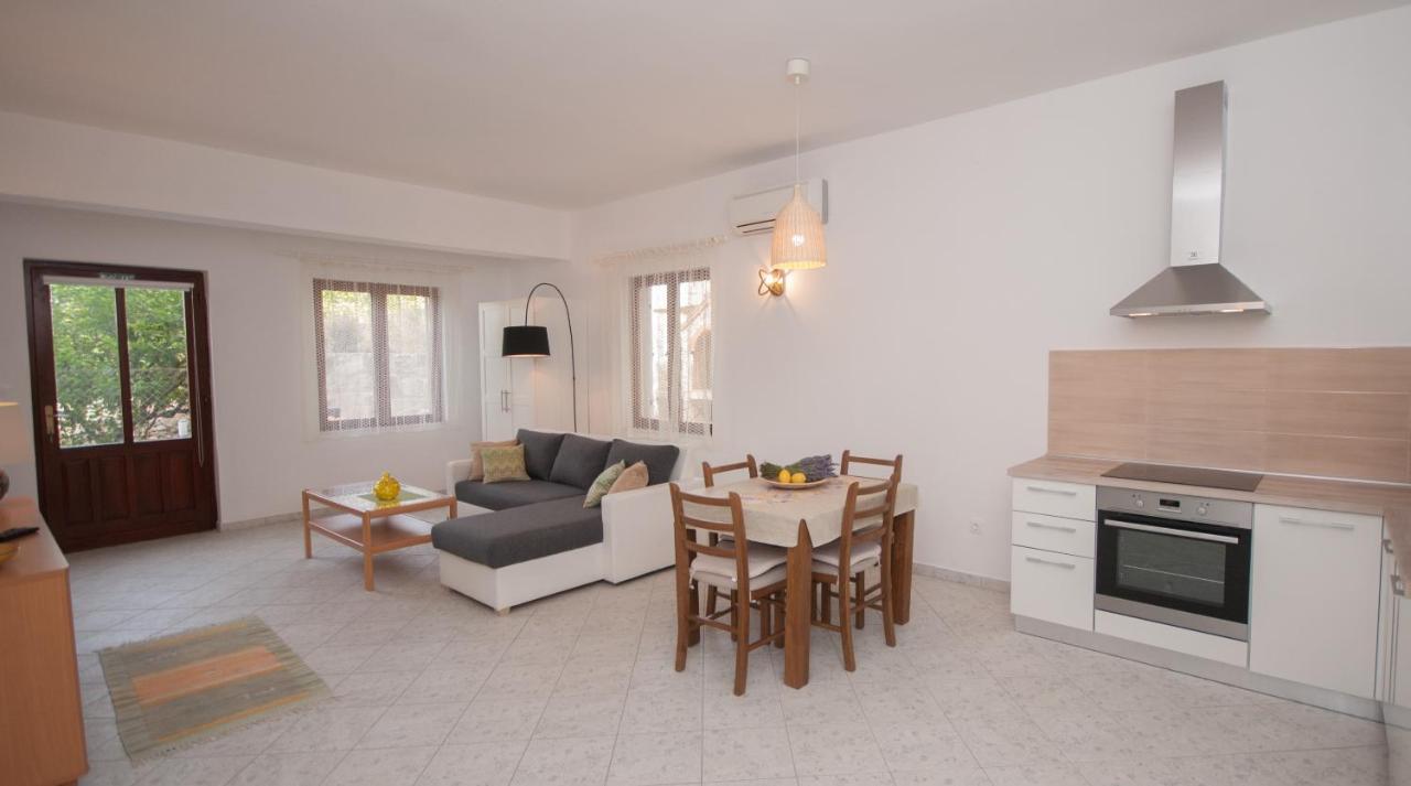 Apartments Dilk Vis Bagian luar foto